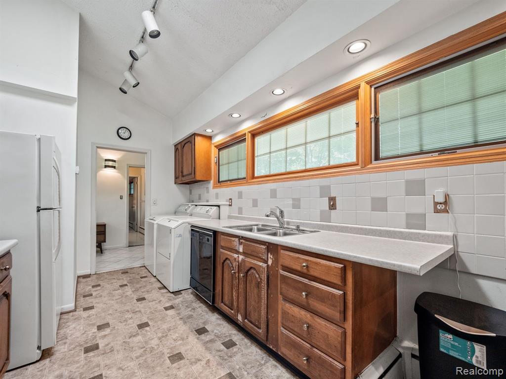 4550 W MAPLE Road, Bloomfield Hills, MI 48301 — Photo 10