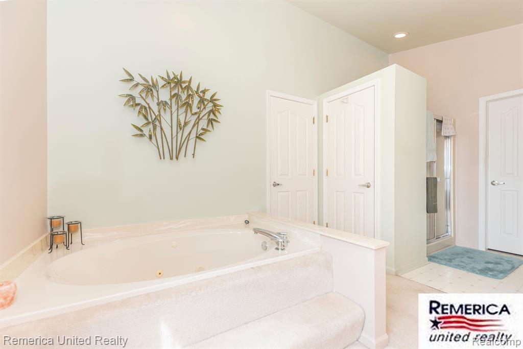 46206 LARCHMONT Drive, Canton, MI 48187 — Photo 28