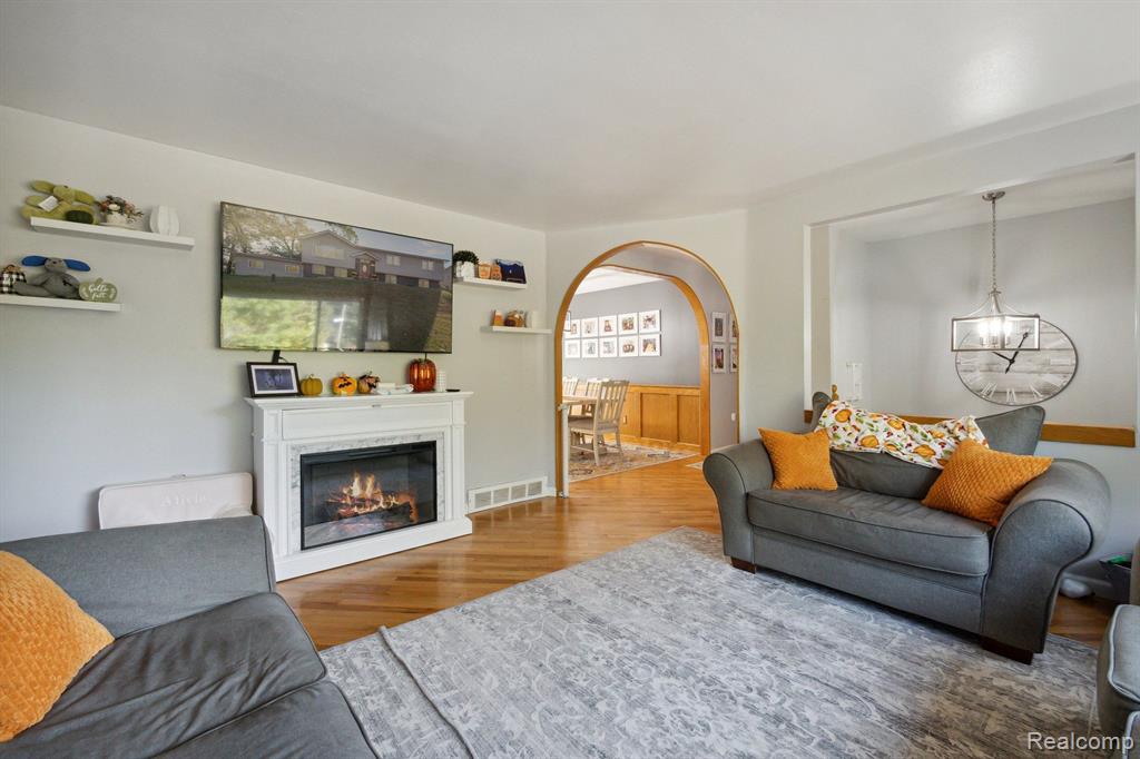 655 FERNDALE Avenue, Lake Orion, MI 48362 — Photo 4