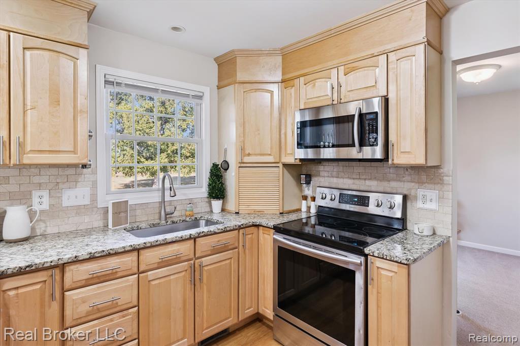 6097 High Valley Drive, White Lake, MI 48383 — Photo 9