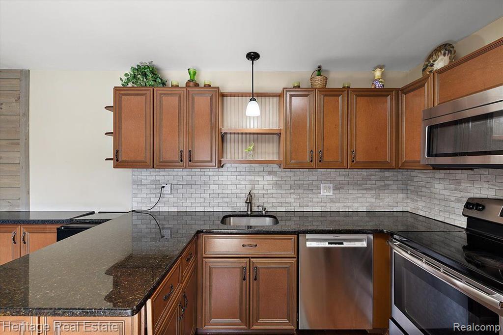 2855 ROUNDTREE Drive, APT 104 L, Troy, MI 48083 — Photo 12