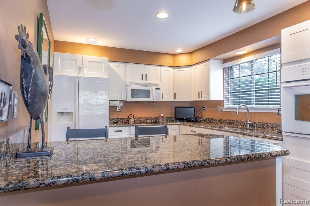 37284 BRENTWOOD Circle, Farmington Hills, MI 48331 — Photo 12