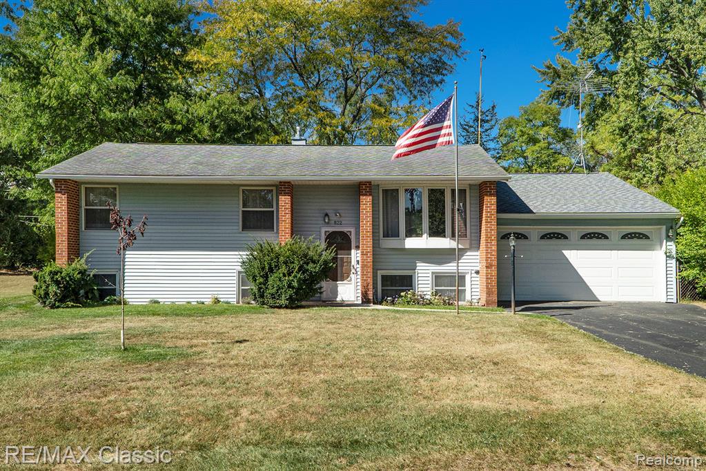 822 Manzano Drive, Wolverine Lake, MI 48390 — front exterior
