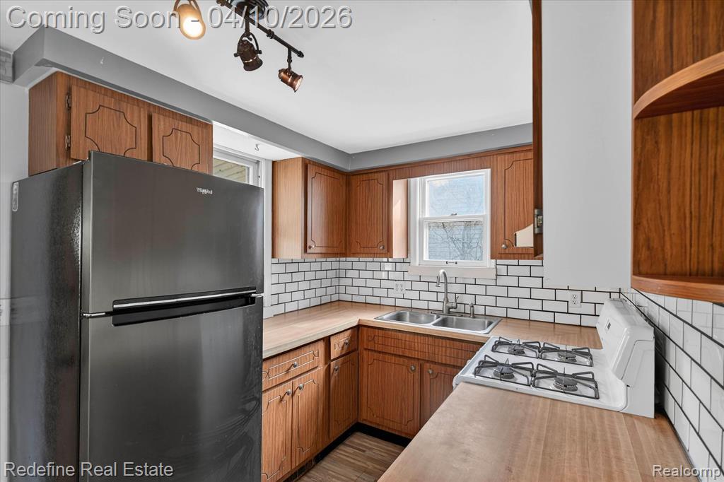 636 Thompson Lake Avenue, Howell, MI 48843 — Photo 11