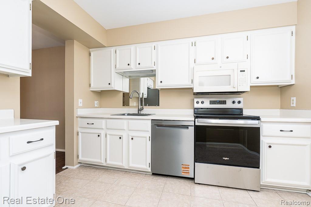 5075 Buckingham Drive, Troy, MI 48098 — Photo 10