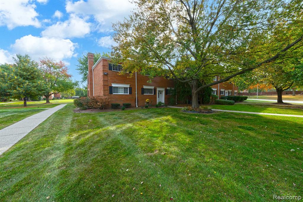 676 E FOX HILLS Drive, Bloomfield Hills, MI 48304 — Photo 19
