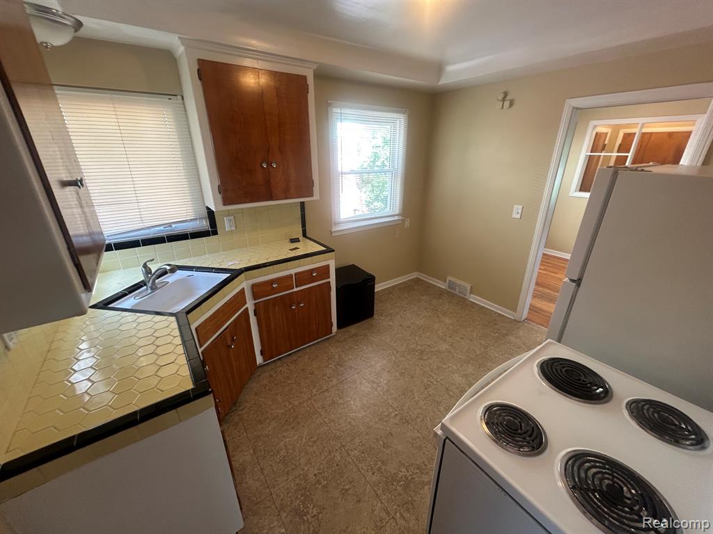 27225 LYNDON, Redford, MI 48239 — Photo 10