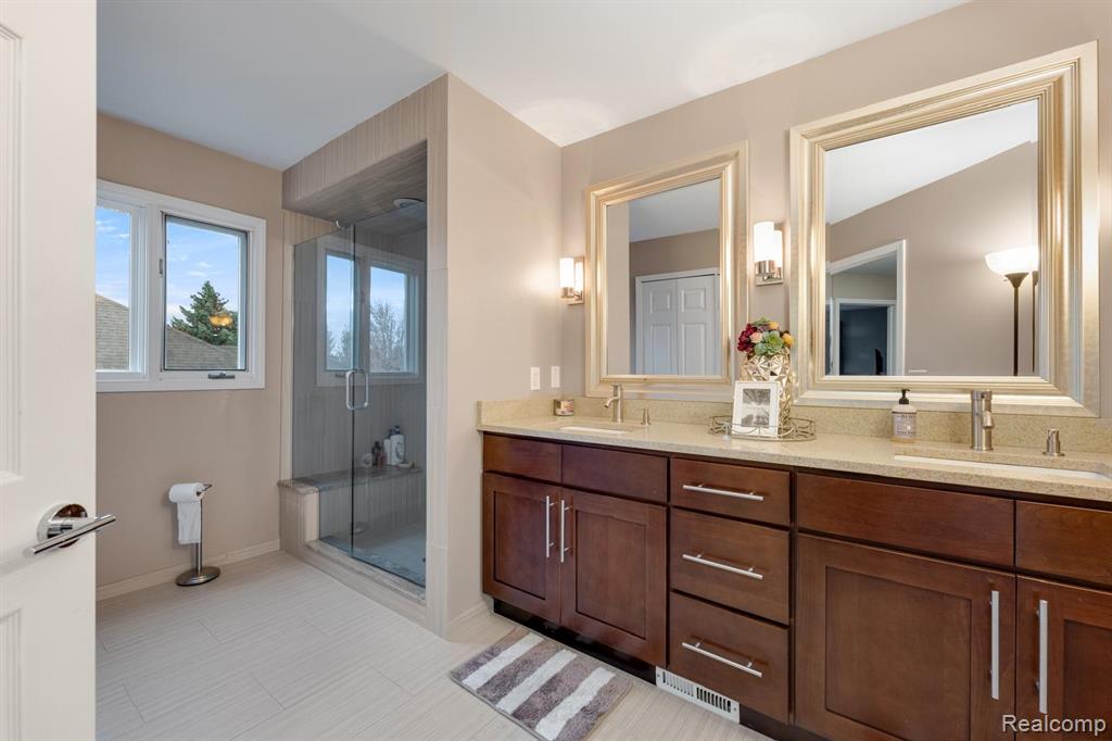 45021 Riverwoods Drive, Macomb, MI 48044 — Photo 14