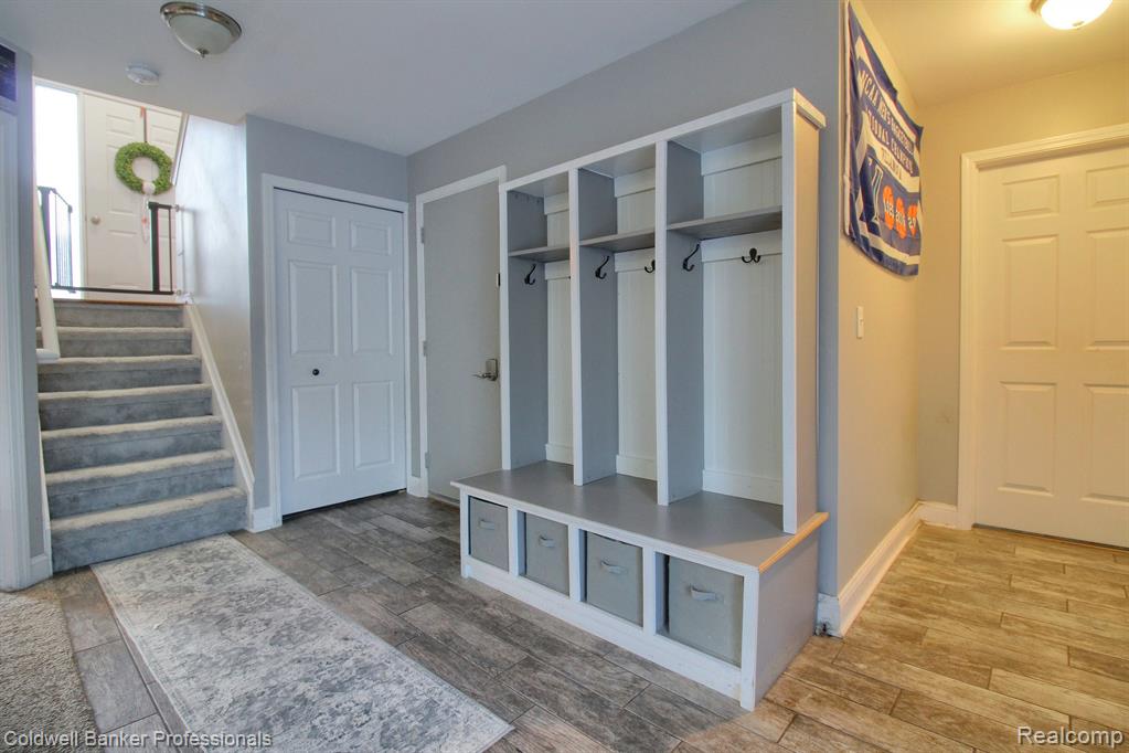 6647 ROBINDALE Drive, Ypsilanti, MI 48197 — Photo 13