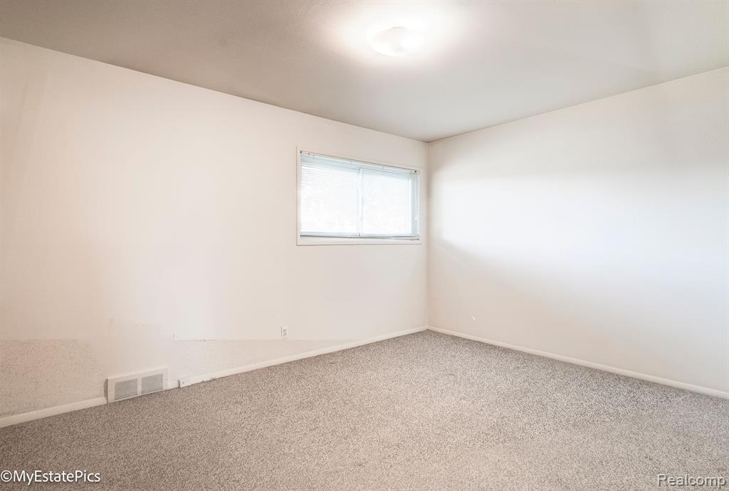 8242 RICKIE Lane, Westland, MI — Photo 15