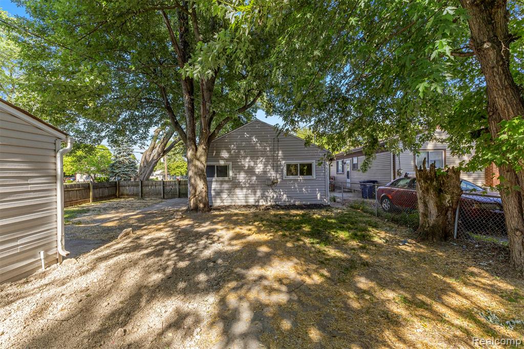 8279 Hugh Street, Westland, MI — Photo 25