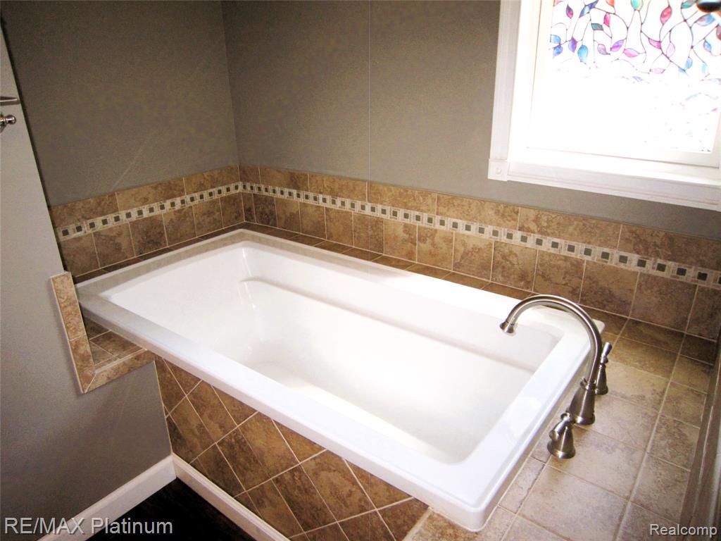 5673 Chippewa Drive, Howell, MI 48843 — Photo 29