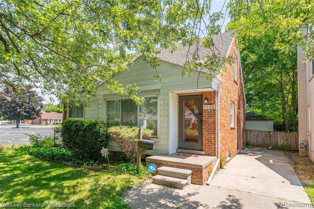 9388 Salem, Redford, MI 48239 — front exterior