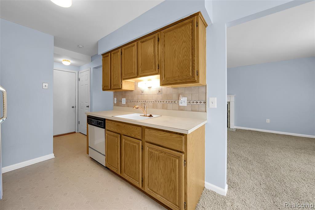 7613 Woodview Drive, 46, Waterford, MI 48327 — Photo 11