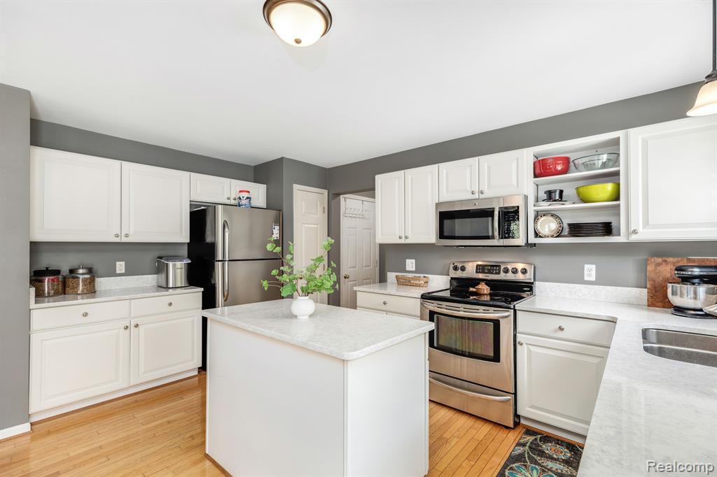 1018 SHETLAND Drive, South Lyon, MI 48178 — Photo 16