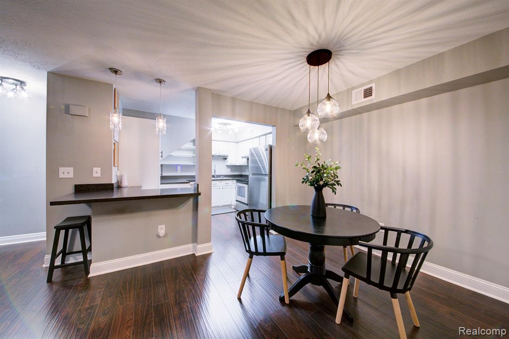 252 PINEWOOD Drive, Plymouth, MI 48170 — Photo 5