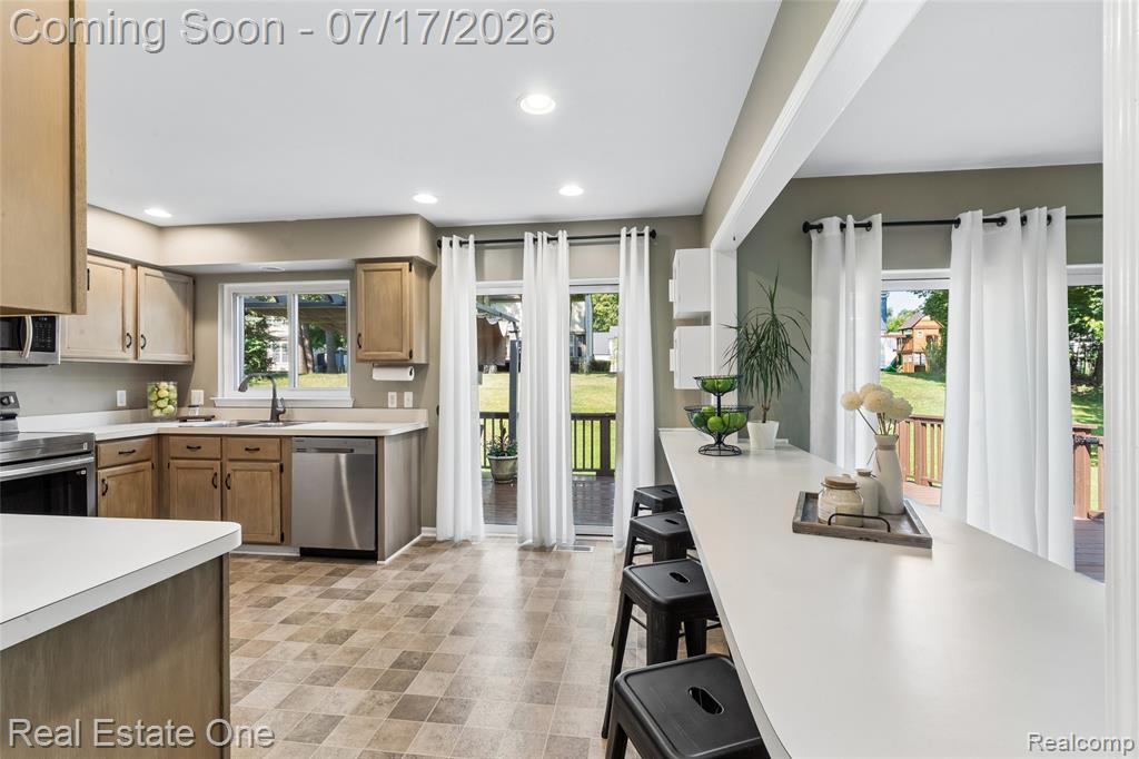 763 Whitney Drive, Rochester Hills, MI 48307 — Photo 8