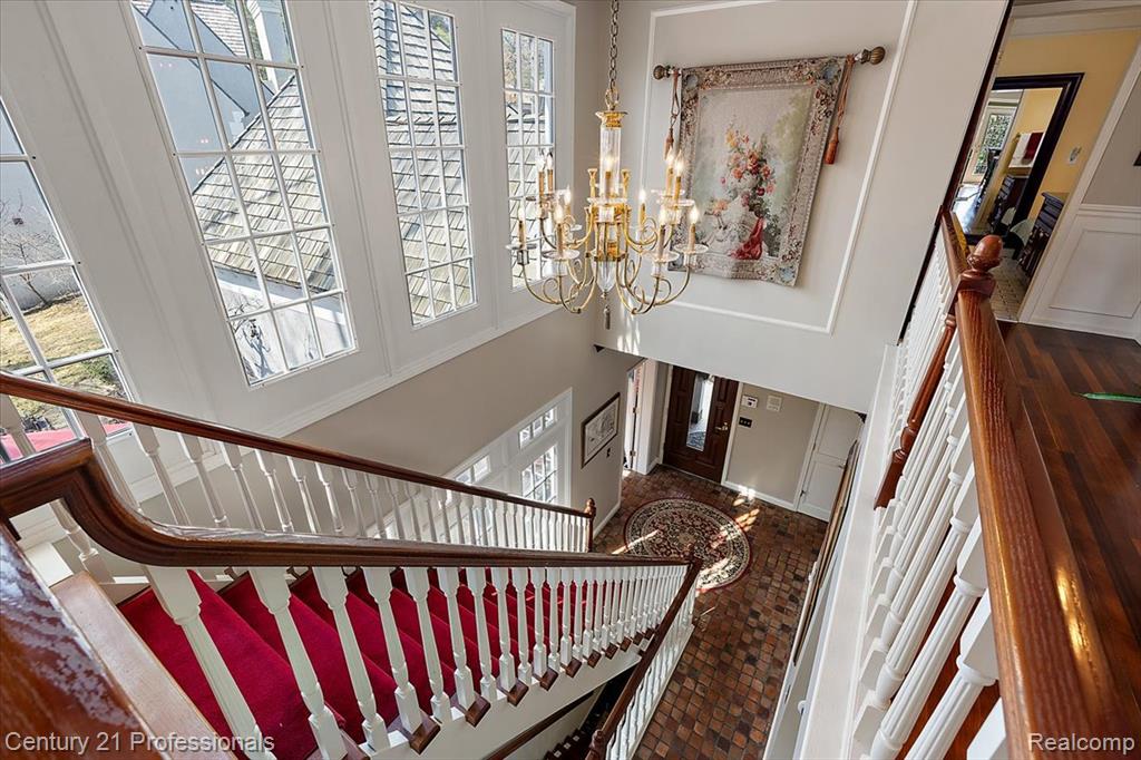 Dramatic 2 Story Staircase/Foyer