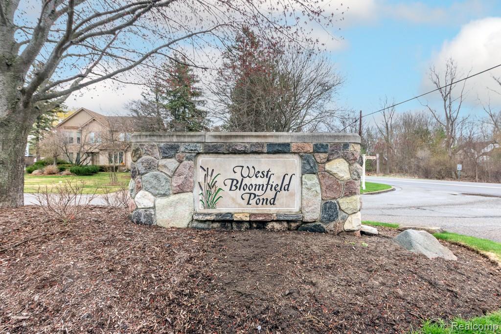 5394 Pond Bluff Drive, West Bloomfield, MI 48323 — Photo 44