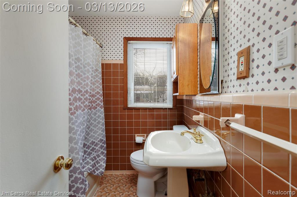 2204 Roslyn Road, Grosse Pointe Woods, MI 48236 — Photo 17