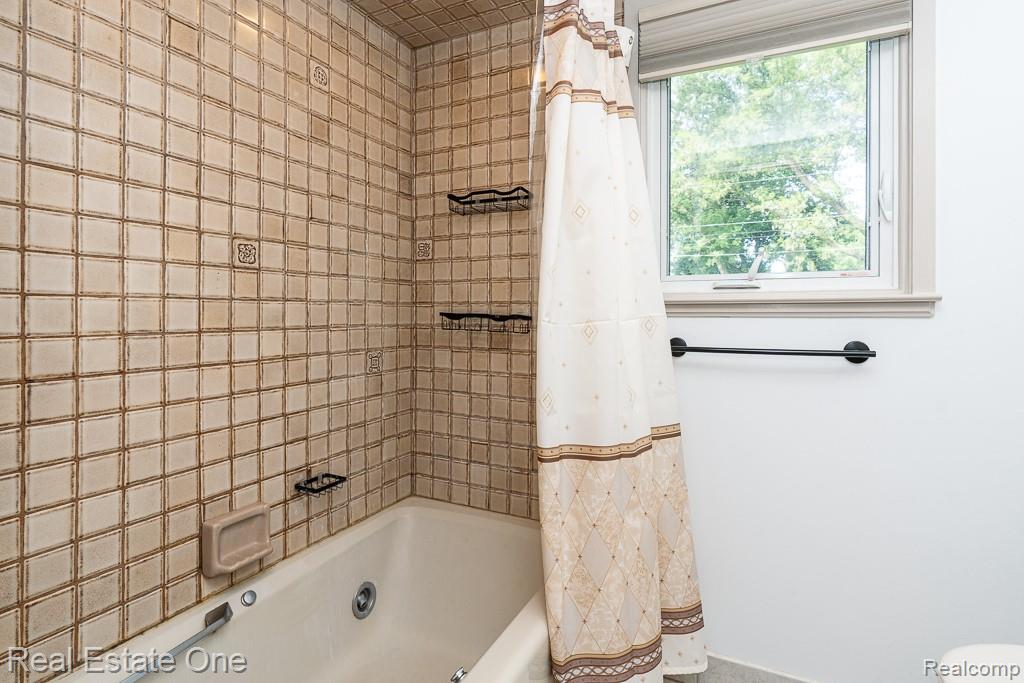 53081 Scenic Drive, Shelby Twp, MI 48316 — Photo 24