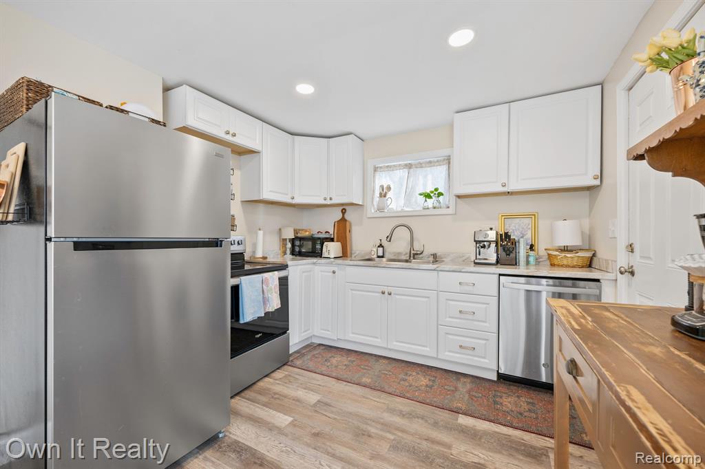 469 LAKESIDE Drive, Waterford, MI 48328 — Photo 17