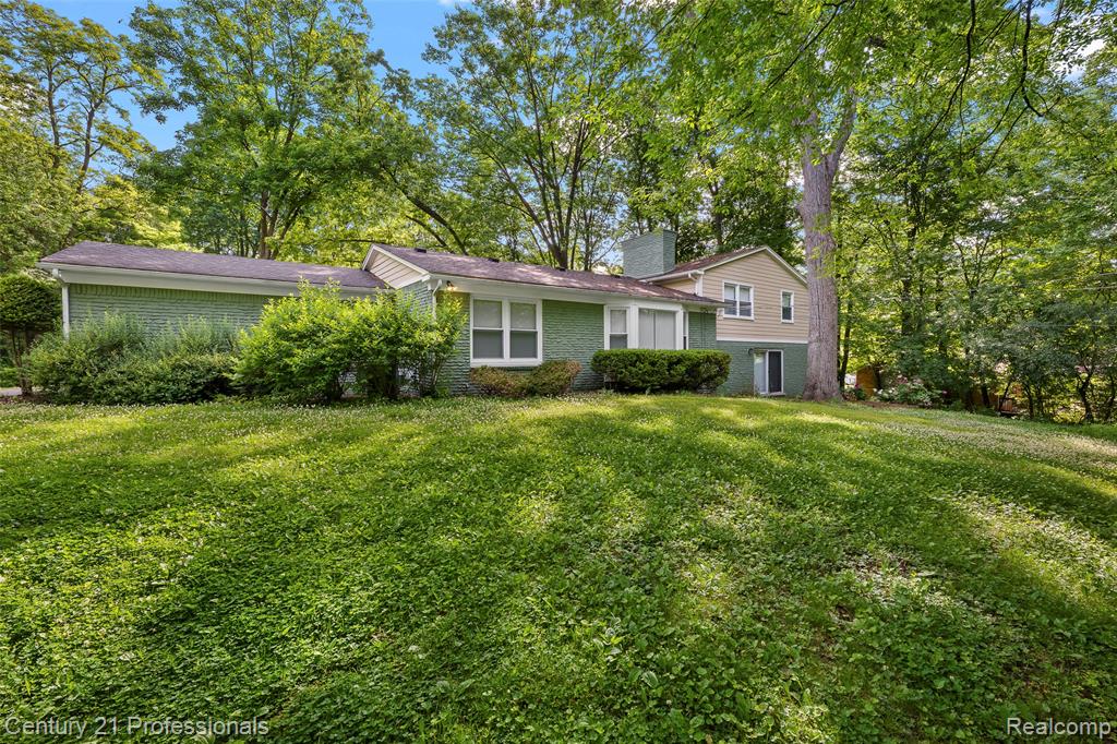 745 Hawthorne Drive - Photo 2