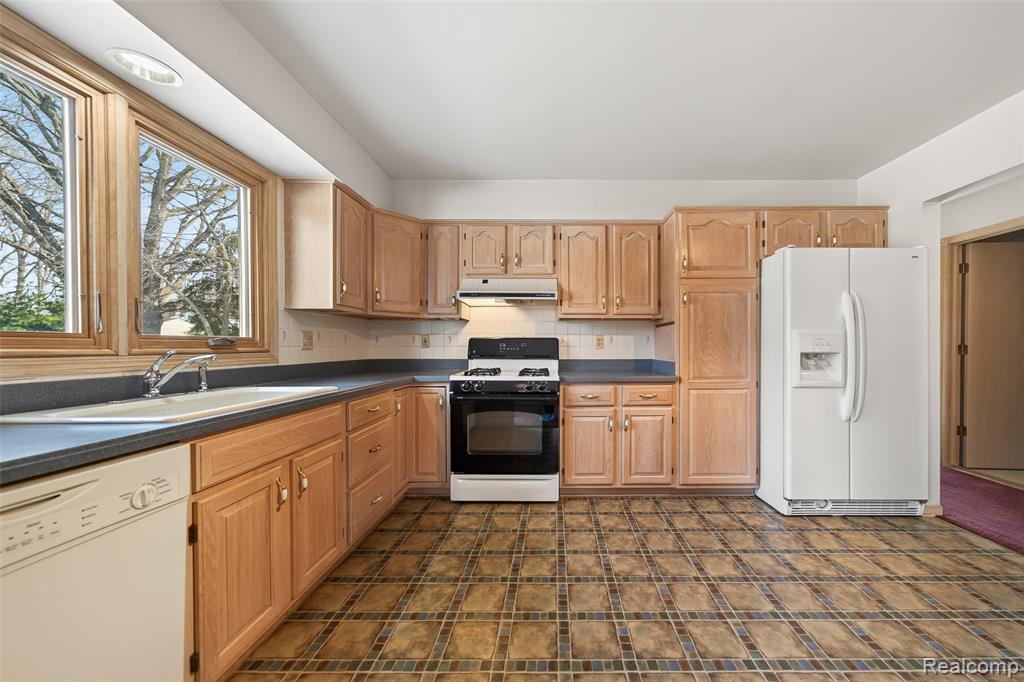 47140 Hunters Chase Drive, Macomb, MI 48042 — Photo 8