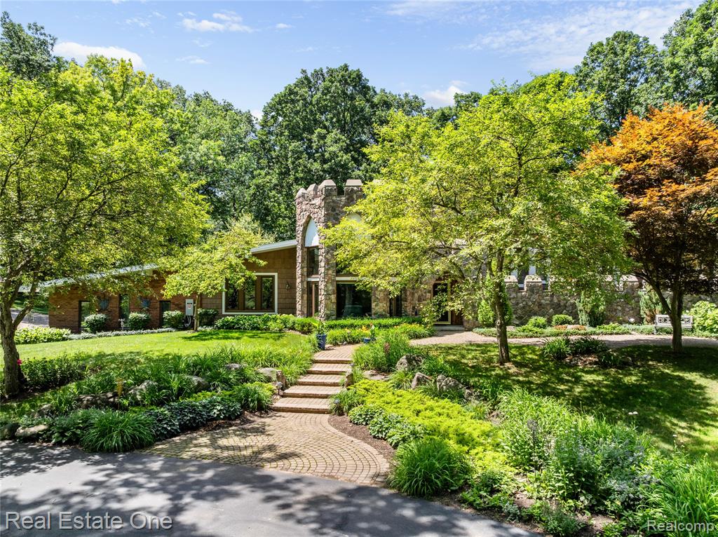 5336 Kensington Road, Brighton, MI 48114 — front exterior