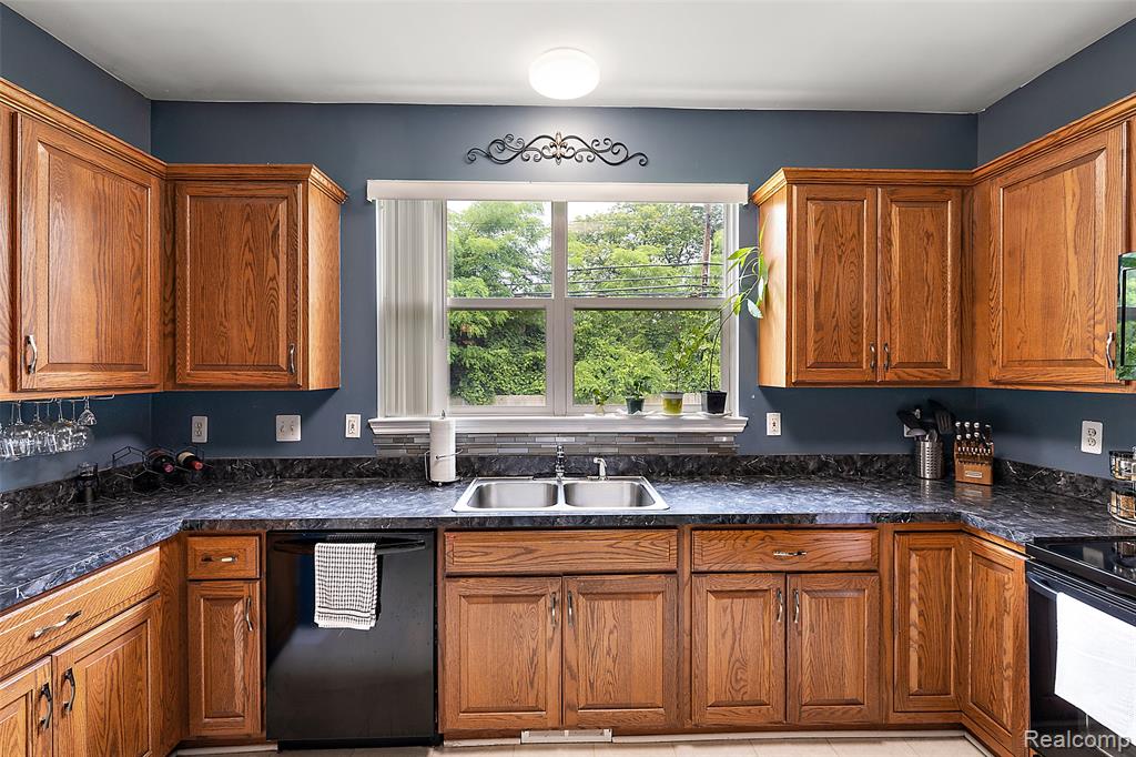 19208 W 11 Mile Road, Lathrup Village, MI 48076 — Photo 29