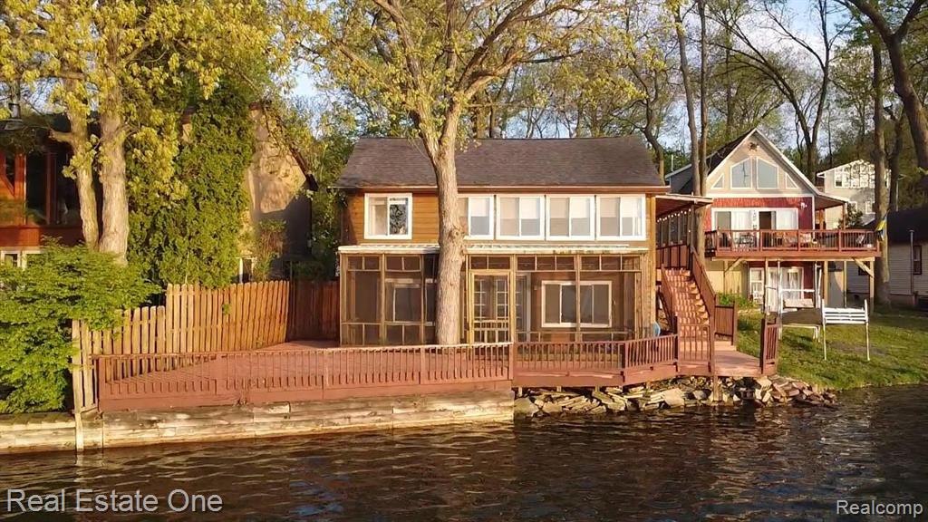 6340 SPORNY Drive, Brighton, MI 48116 — Photo 12