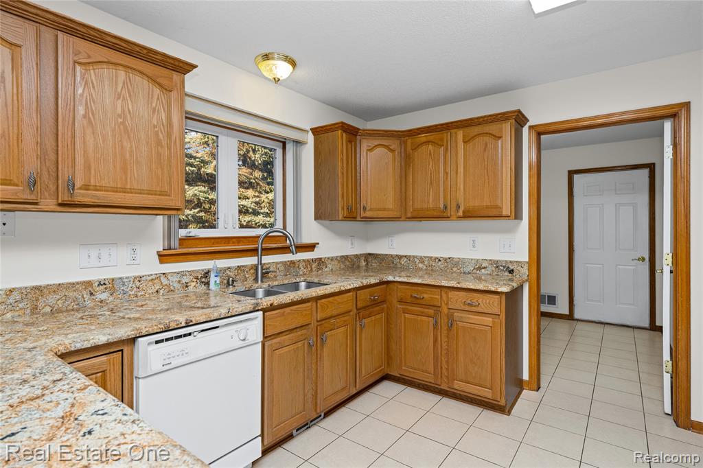 4438 Great Oaks Drive, Grand Blanc, MI 48439 — Photo 22