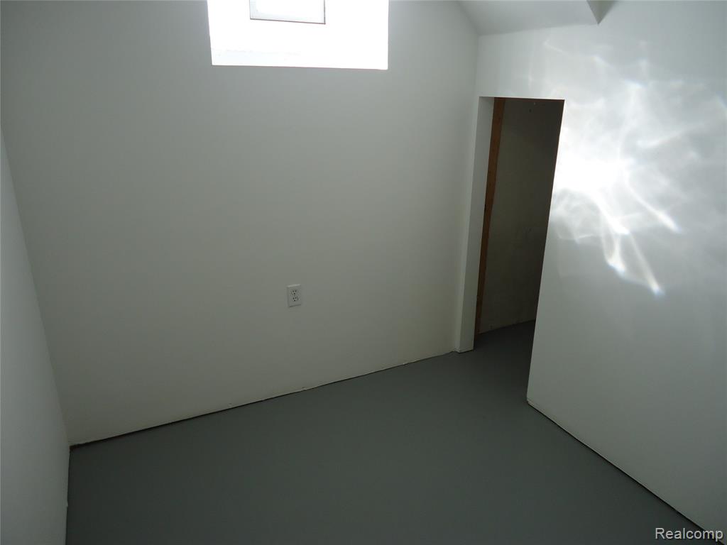 829 HUDSON Street, Wyandotte, MI 48192 — Photo 31