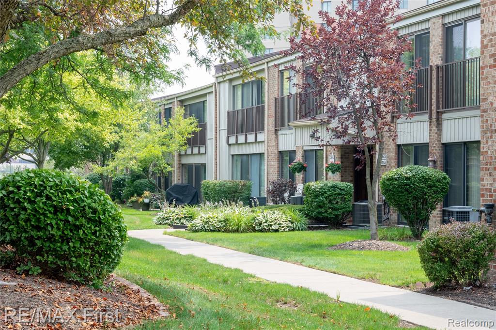 17865 University Park Drive, Livonia, MI 48152 — Photo 9
