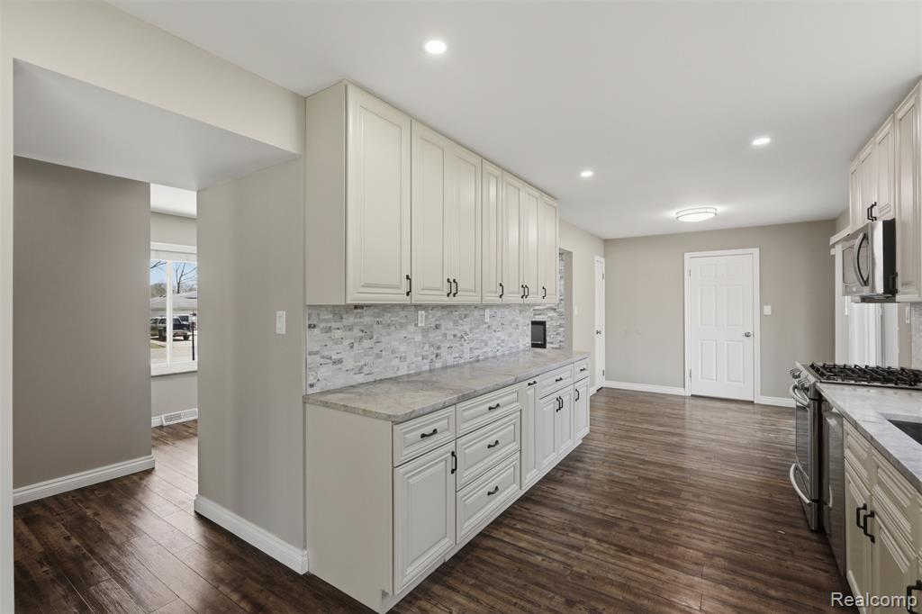 7978 Little Farm Lane, West Bloomfield, MI — Photo 12