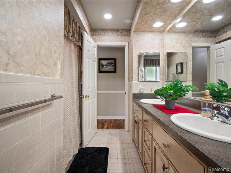 8382 Fairfax Drive, Sterling Heights, MI 48312 — Photo 12