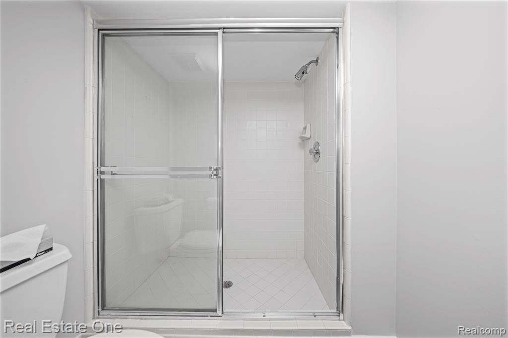 5000 Mirror Lake Court, 19, West Bloomfield, MI 48323 — Photo 54