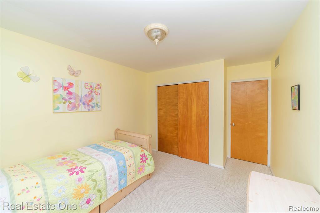 8260 ENGLEWOOD Drive, Clarkston, MI — Photo 37