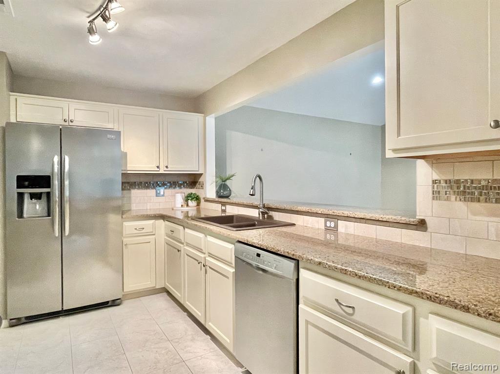 1916 FLAGSTONE Circle, 83, Rochester, MI 48307 — Photo 12