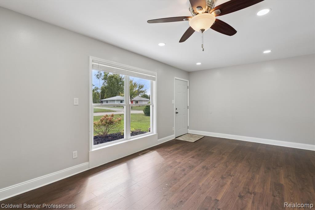 6314 Woodsdale Drive, Grand Blanc, MI 48439 — Photo 9