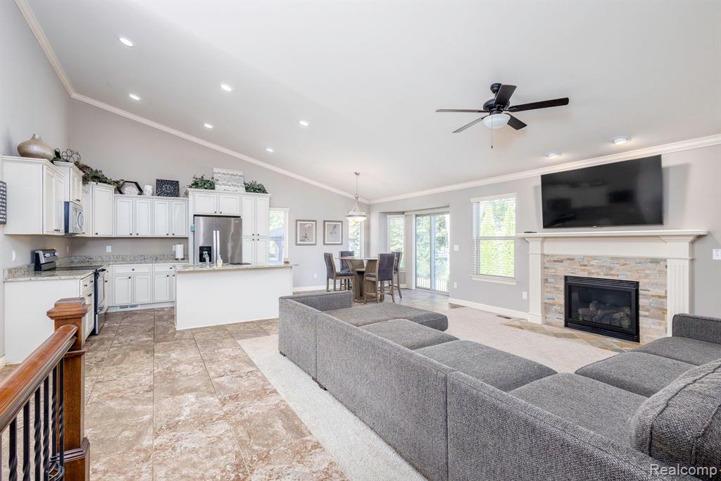 5687 GREGORY Drive, Utica, MI 48317 — Photo 8