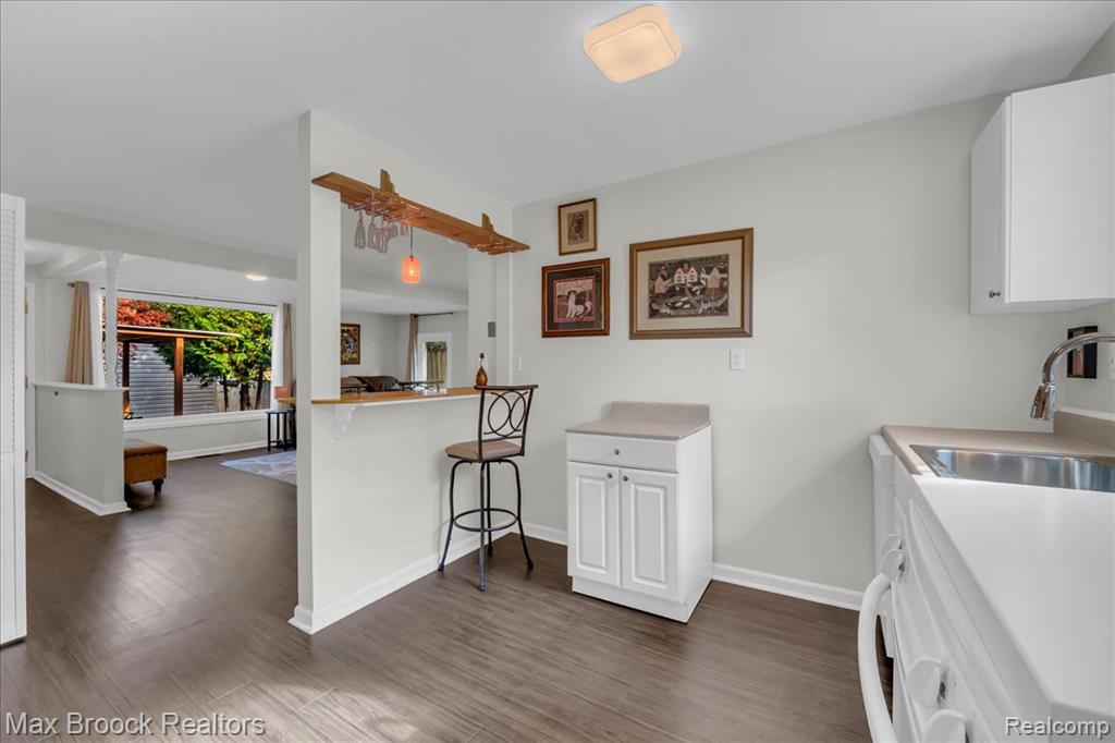3087 Brock Street, Keego Harbor, MI 48320 — Photo 9