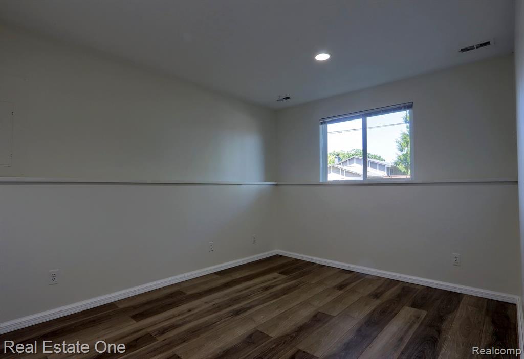643 DETROIT Avenue, Lake Orion, MI 48362 — Photo 13