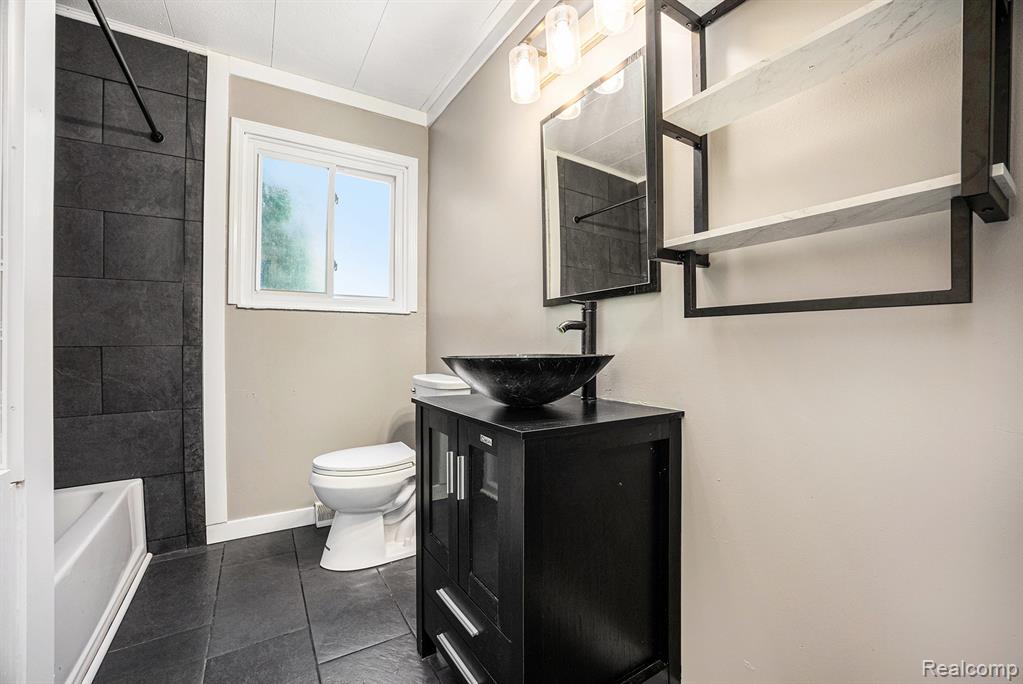 5355 Lake Grove Drive, White Lake, MI 48383 — Photo 18