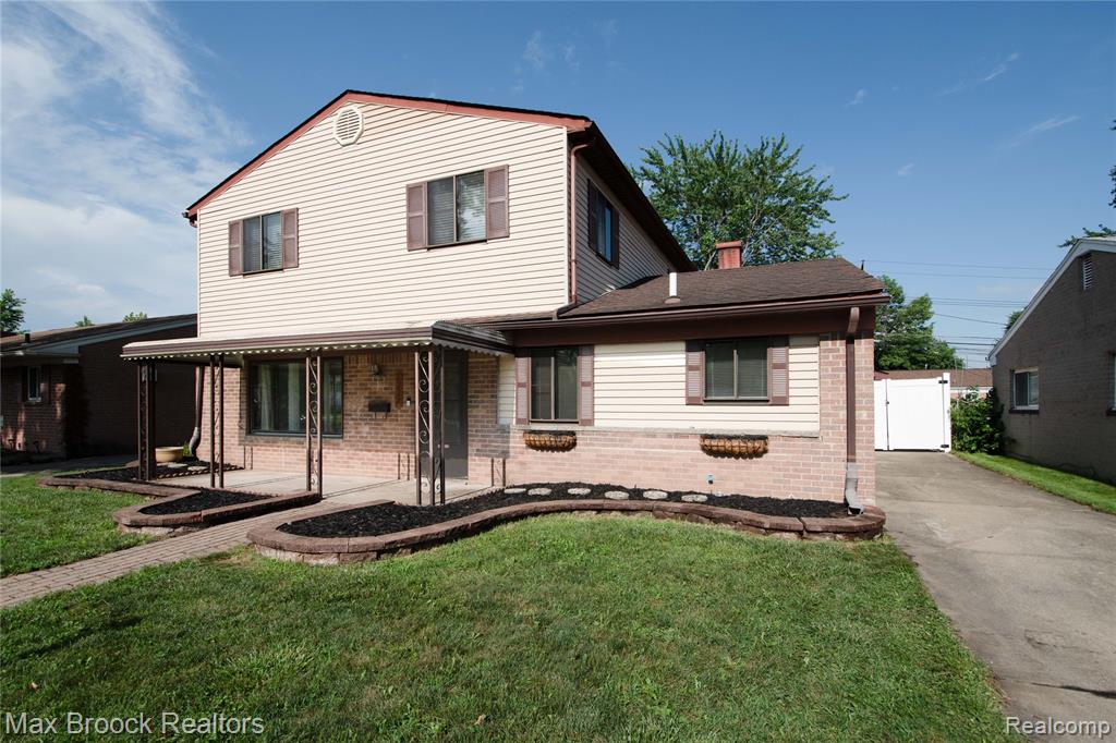 8212 Carrousel Boulevard, Westland, MI — Photo 2