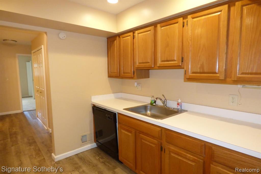 640 E FOX HILLS Drive, Bloomfield Hills, MI 48304 — Photo 5
