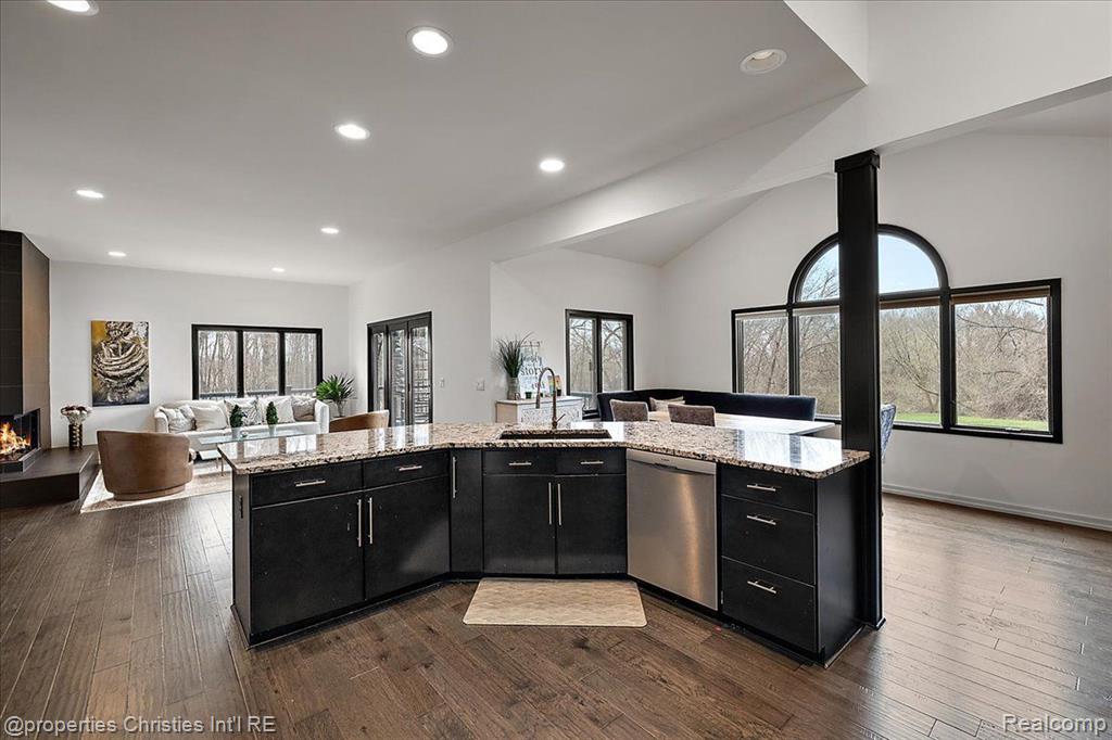 1194 EAGLE NEST CT, Milford, MI 48381 — Photo 8