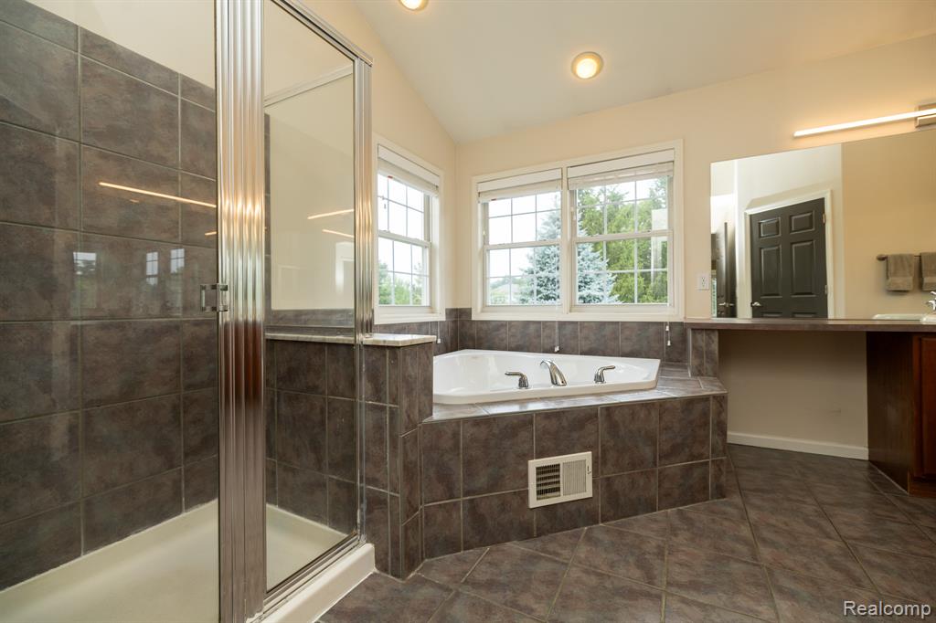 4910 Knollcrest Court, Commerce Twp, MI 48382 — Photo 33