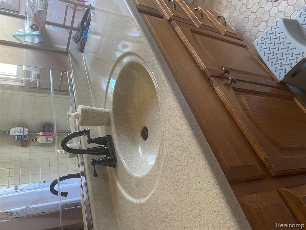 24816 Pamela Street, Flat Rock, MI 48134 — Photo 16