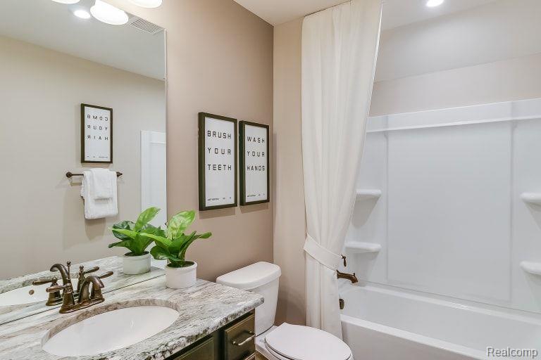 55658 OAK POINTE Drive, Utica, MI 48315 — Photo 10